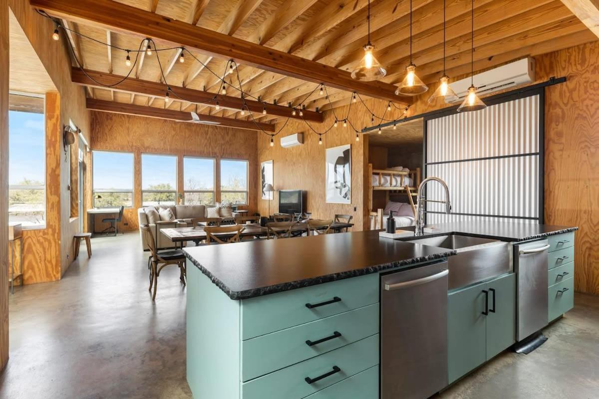 Lazo House - Riverfront With Overlooking Llano River Buitenkant foto